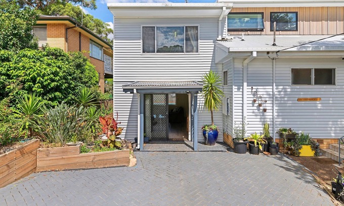 Point Clare Apartment | Split level apartment