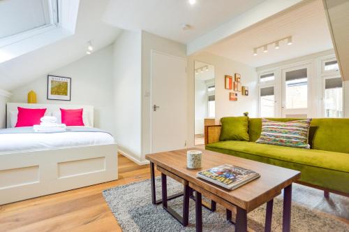 Kilburn Apartment | Stylish Studio Retreat at West Hampstead by Concept Apartments