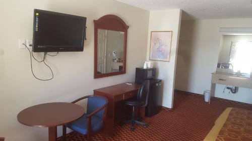 Vernal Hotel | Family-Friendly Split Mountain Motel with Pet Access