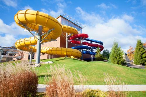 Lake Harmony Resort | Relax at Split Rock Resort with Pool, Spa & Pet-Friendly Options
