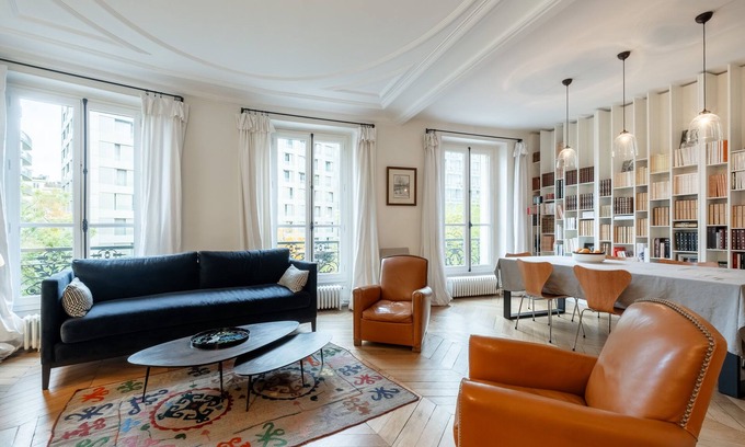 Villa Montmorency Apartment | Sporting Glory by Veeve: Family-Friendly with Spa & Breakfast