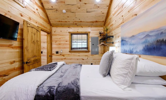 Smithville Cabin | Discover Sportsman's Hideaway: Family and Pet Friendly Retreat