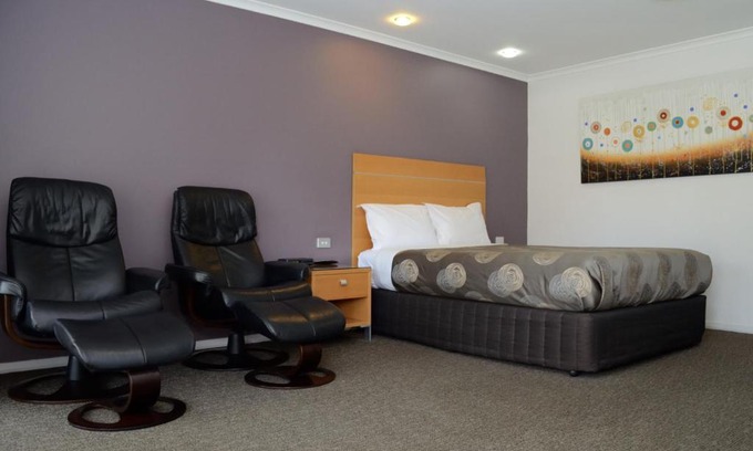 Barooga Hotel | Inviting Stay at Sportsmans Motor Inn with Pool & Breakfast