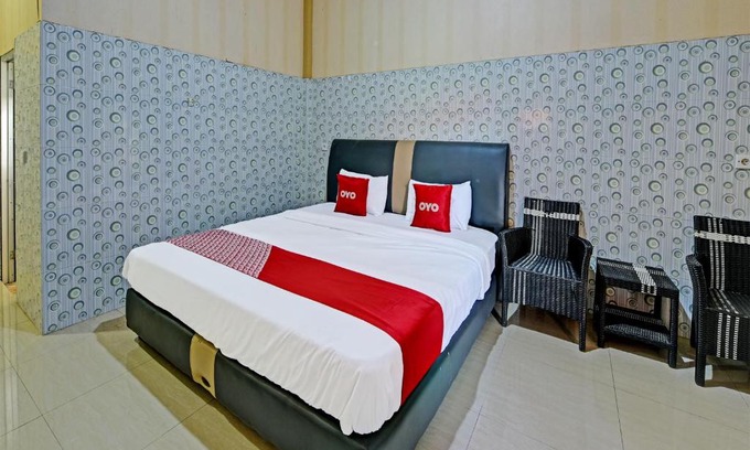 Cilacap Hotel | Budget-Friendly Hotel Bintang Flores with Breakfast Included