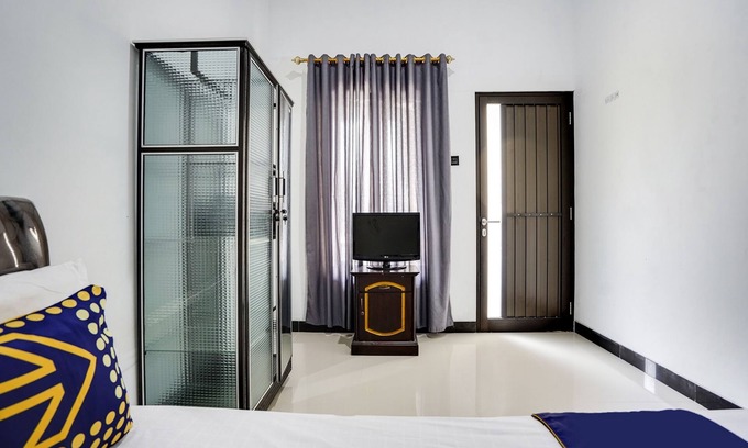 Gresik Hotel | Budget-Friendly Stay at Spot On 91745 Rumah Kost Gresik