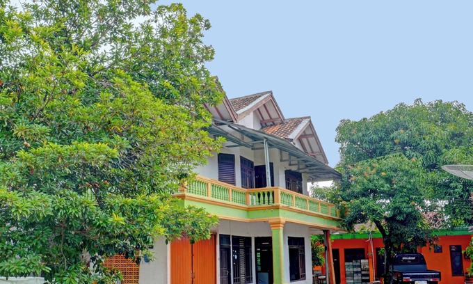 Sukabumi Hotel | Budget-Friendly Stay at SPOT ON 92856 Home Stay Aom Kusman