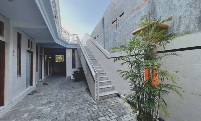 Gresik Hotel | Discover Karman's Sari Homestay: Family-Friendly Retreat