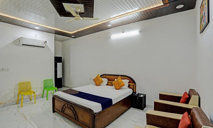 Aligarh Hotel | Budget-Friendly Royal Palm Room & Family Dining Experience
