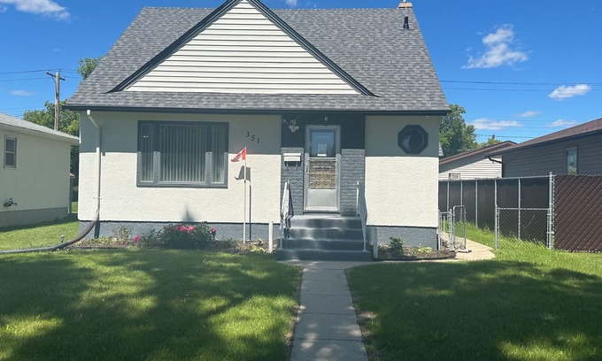 East Kildonan House | Immaculate 4 Bedroom House in Winnipeg - Rated 10/10
