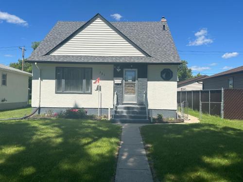 East Kildonan House | Immaculate 4 Bedroom Retreat for Families in Winnipeg