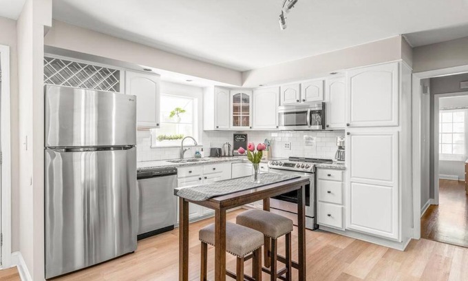 Charlotte Apartment | Immaculate 4BR Retreat near CLT Uptown with Fast Wi-Fi