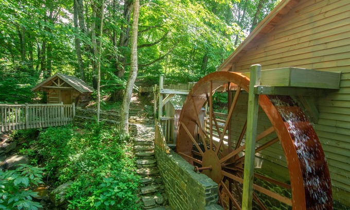 Warrensville Cabin | Unforgettable Spout Branch Cabin by the New River - Family Friendly