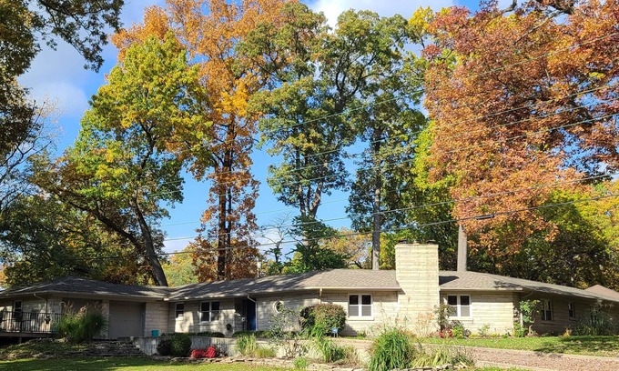 Wooded Estates House | Exceptional Mid-Century Home: Pet-Friendly & Family-Ready!