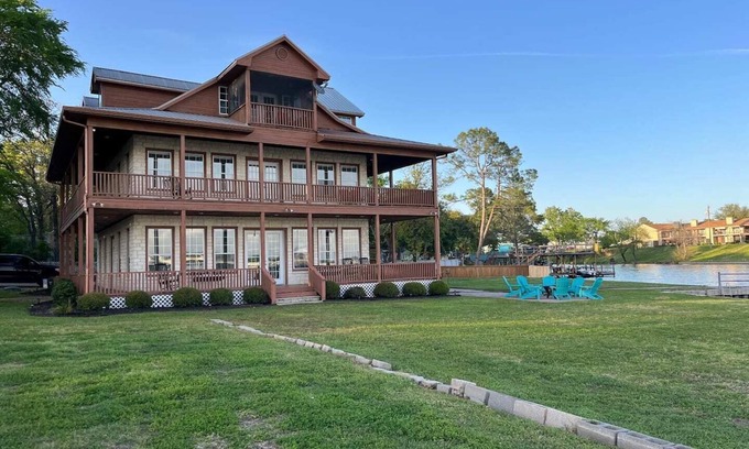 Cedar Creek Reservoir House | Inviting Lakefront Retreat with Beach Vibes on Cedar Creek