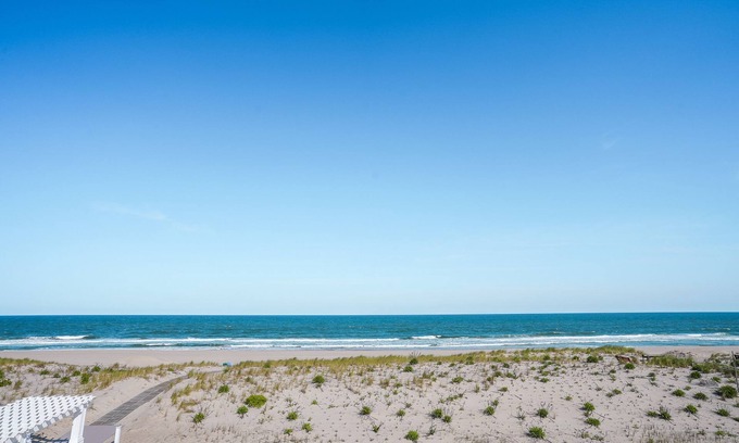 North Beach Haven Hotel | Oceanfront Escape at Spray Beach Hotel with Pool & Dining