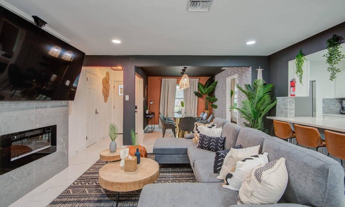 Spring Branch Central House | Spring Branch Getaway: 5BD/2BA Retreat with Pool & Hot Tub