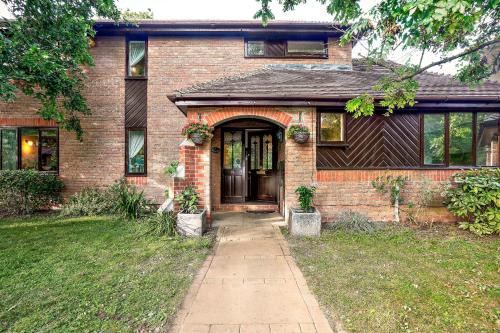 Colchester House | Experience Spring Close: 4-Star Stay with Perfect Ratings