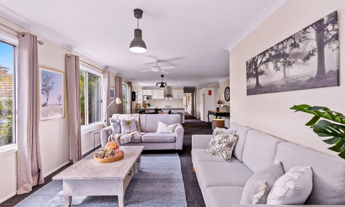 Nowra House | Spring Cottage: Family-Friendly Getaway with Breakfast Included