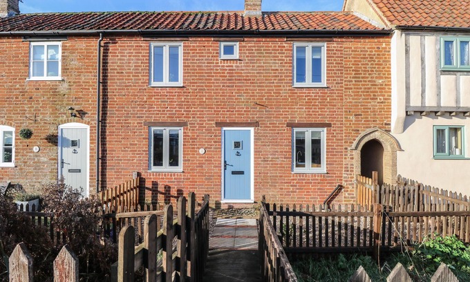 Sea Palling Cottage | Cozy Spring Cottage: Pet-Friendly Retreat with Ocean Views