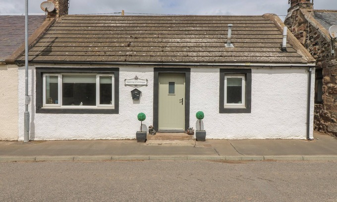 Whitsome House | Charming Spring Cottage: Pet-Friendly Retreat in Chirnside