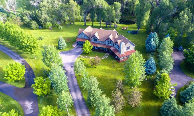 Basalt House | Idyllic Spring Creek Home Steps from Aspen and Whole Foods