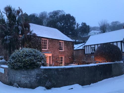 Egloshayle Bed & Breakfast | Spring Gardens B&B: Family-Friendly Retreat with Dining