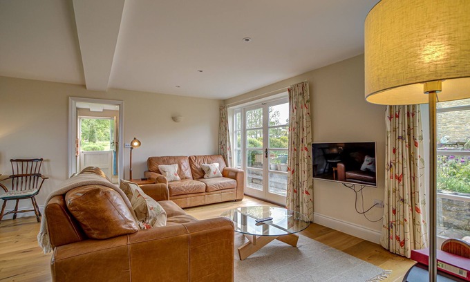 Begbroke Apartment | Spring Hill Cottage: Pet-Friendly Retreat for Family Getaway