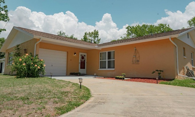 Berkeley Manor House | Spring Hill Oasis: Guest Rated 9.8 with Family & Pet Amenities