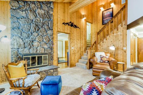 Black Butte Ranch House | Family-Friendly Spring Homesite #3 with Pool & Hot Tub