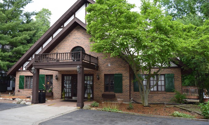 Porter Hotel | Charming Spring House Inn: Pool, Spa & Breakfast Included