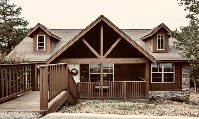 Reeds Spring Cabin | Relaxing Getaway: Steps to Pool & Catch-and-Release Pond