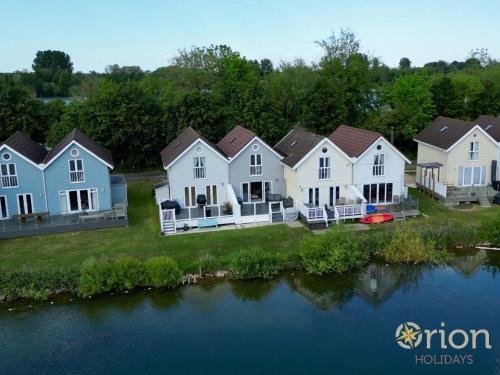 South Cerney House | Charming Spring Lake 14: Ideal Lakeside Retreat for Families