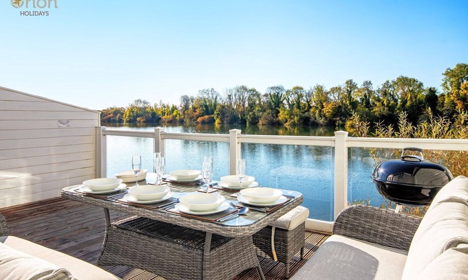 South Cerney House | Pet-Friendly Lakeside Retreat at Eider Lodge, Spring Lake