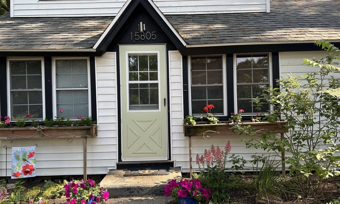 Spring Lake House | Spring Lake Cottage: Guest Rated 9.8 with Pool and Spa
