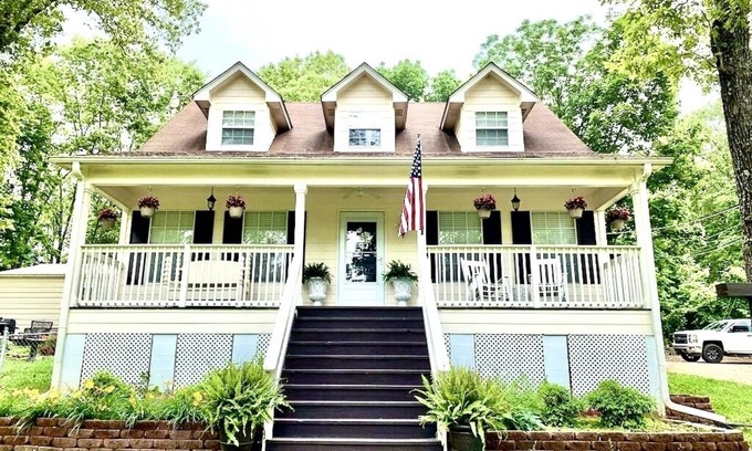 Hardy House | Unforgettable Spring River Getaway with Pool and Lake View