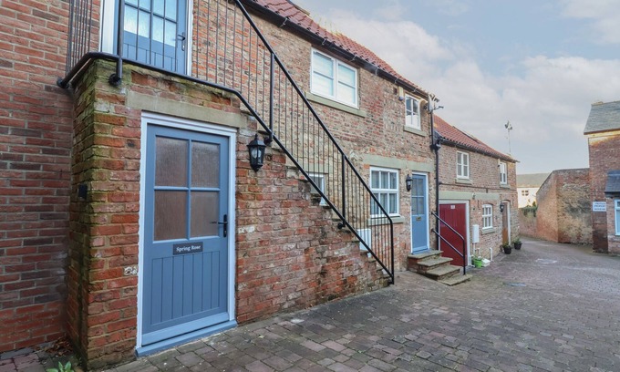 Bedale Cottage | Family-Friendly Spring Rose: Enjoy Breakfast & Kitchen Access