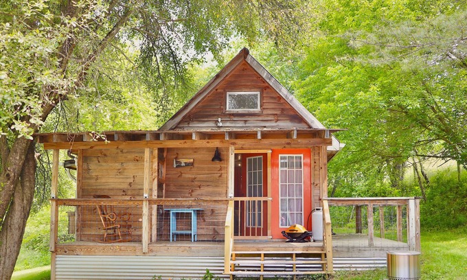 Court House Cabin | Cozy Spring Side Cabin at Skipwillow Farm – Family-Friendly Stay