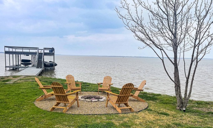 Kemp House | Lakefront Sanctuary: Family Retreat with Firepits & Boathouse