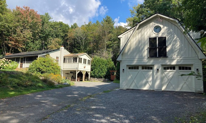 Mount Washington Apartment | Nature Retreat with Spa & Hot Tub near 15 Acre Trails