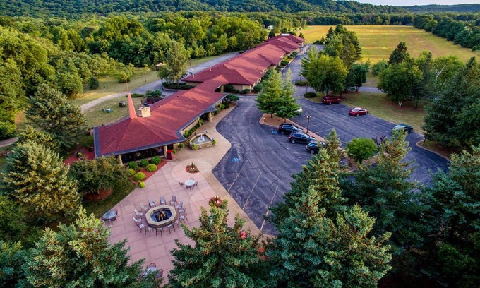 Arena Hotel | Spring Valley Inn: Family-Friendly Retreat with Pool & Hot Tub