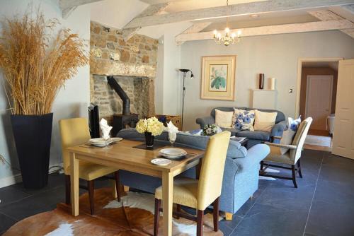 Helston House | Exquisite Spring Water Barn: Family-Friendly Getaway