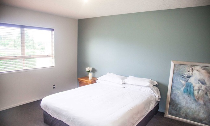 Cust Apartment | Inviting Springbank MountainSide Apartment with Breakfast & Kitchen