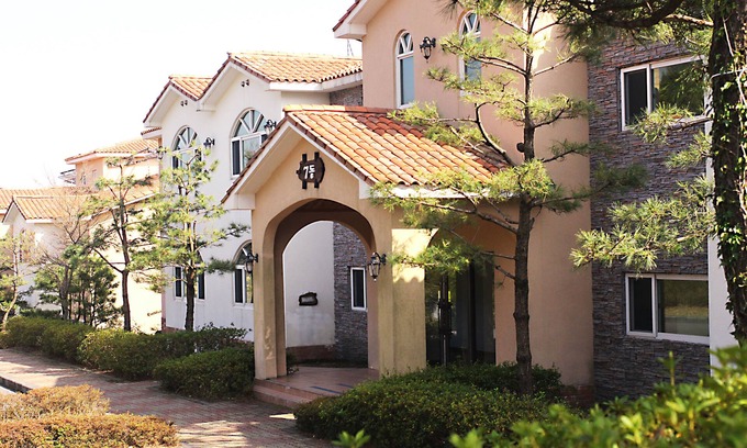 Namwon Apartment | Budget-Friendly Springdale: Pool, Breakfast & Family Amenities
