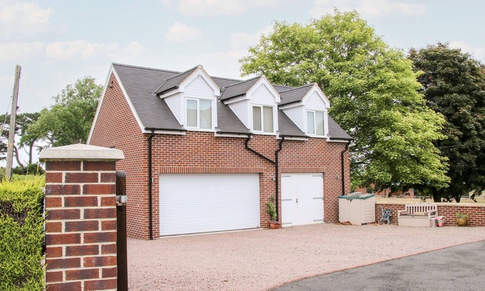 Washford Cottage | Romantic Springfield House with Garden in Newport, Shropshire