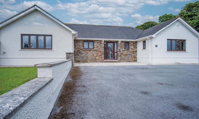 Narberth House | Spacious Springfield Lodge with Hot Tub & Kitchen Amenities
