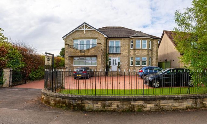 Tillicoultry Bed & Breakfast | Eco-Friendly Springfield Lodge with Hot Tub & Breakfast