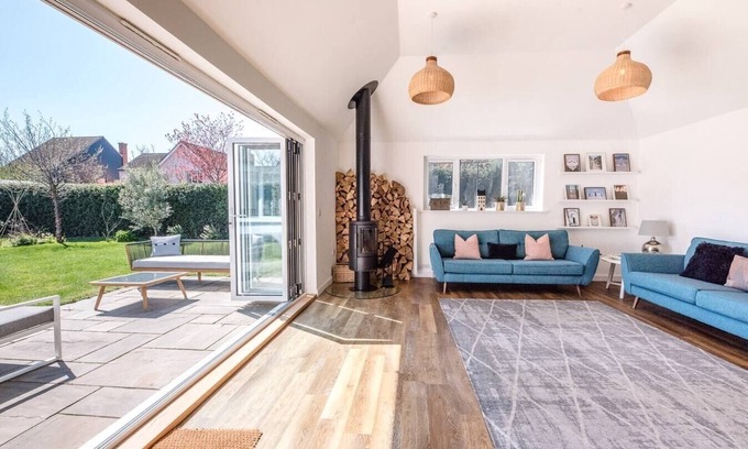 Westleton House | Pet-Friendly Getaway in Springfield, Westleton Awaits You