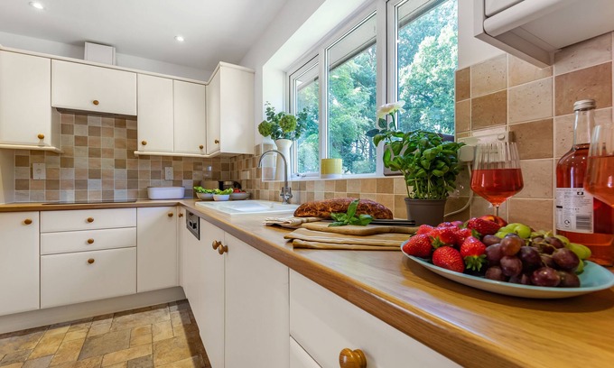 Woolland Cottage | Relax at Springhill Bungalow: Comfort for 4 Guests