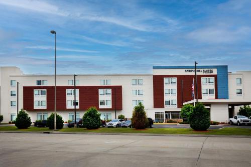 Gonzales Hotel | Relax at SpringHill Suites Baton Rouge Gonzales with Pool