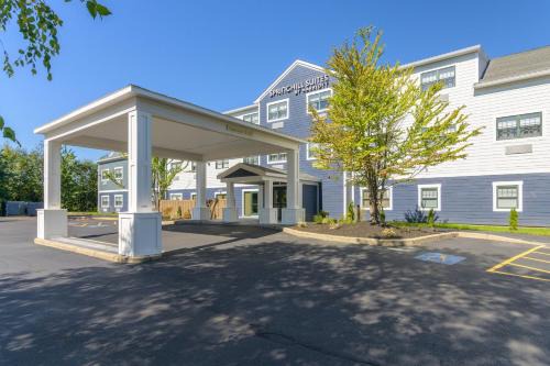 Freeport Hotel | ```html
Explore Hotel 44 North: Family-Friendly in Freeport Brunswick
```